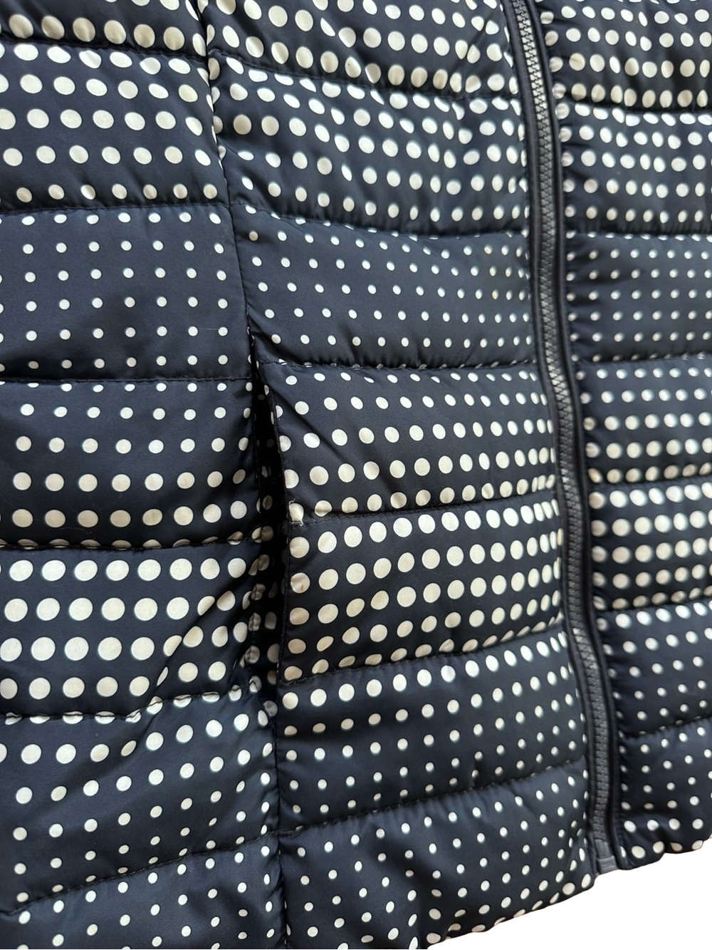 NWOT Tommy Hilfiger Navy and White Polka Dot Quilted Vest - Picture 3 of 9